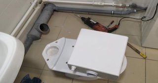 Установка напольного унитаза в Мценске: монтаж под ключ от СантехДомМцн от 5174 рублей.